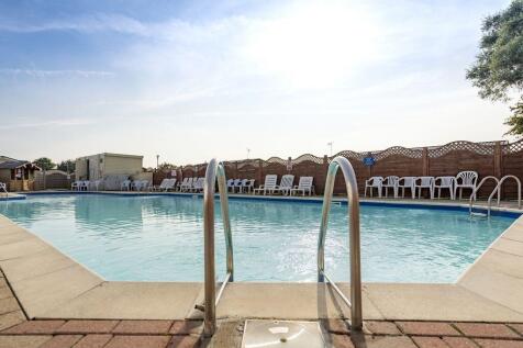 Outdoor swimming pool at Winchelsea Sands Holiday 