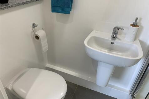 Bright and modern spotless bathroom suite...