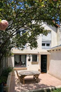 La maison et sa grande terrasse