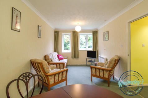 Sitting &amp; dining room with lovely leafy views