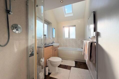 PRINCIPAL EN SUIT...