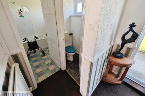 Bathroom Separate W/c