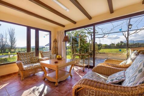 BEAUTIFUL VILLA WITH SWIMMING POOL AND COVERED BBQ AREA 