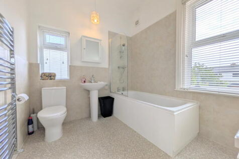 To Let - Alma Road, Birkdale - Two Bedroom Furnished Property photo 3