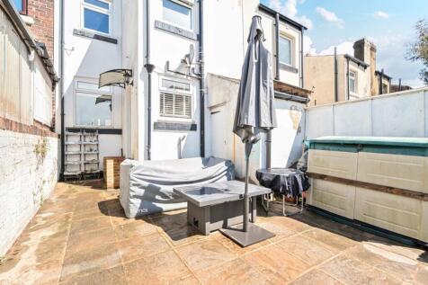 EweMove Harrogate Courtyard1
