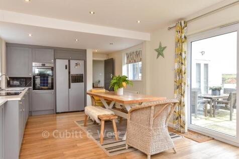 Kitchen/ Dining Room
