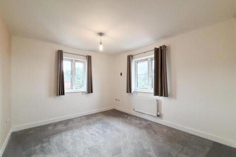Waterers Way, Bagshot photo 4