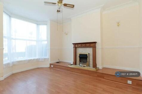 Living Room ¿ Large Bay Window &amp; Feature Fireplace