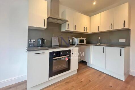 SPLIT-LEVEL TWO BEDROOM FLAT IN NORTHOLT
