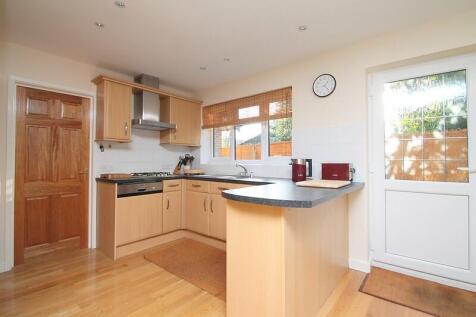 4 bedroom Detached House in Coulsdon photo 5