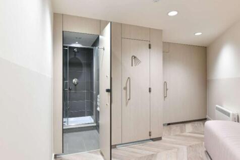 10 Bank House 8 Cherry Street B2 5AL  Showers.JPG