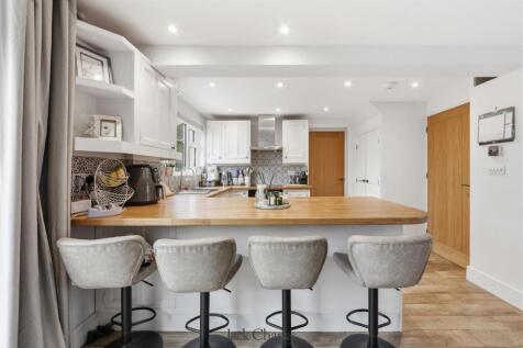 39 Gainsborough Gardens-24.jpg