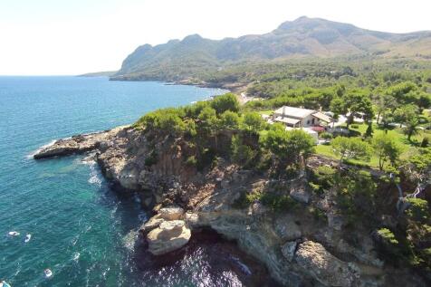 The Estate tucked aw