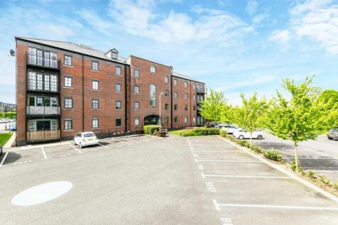 1-bed flat on Boteler Court, Elphins Drive, Warrington, £750/mo
