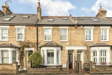 A beautifully presented three double bedroom Victorian family home offering contemporary living throughout. Featuring wood flooring and a private garden backing directly onto the River Crane, all set 