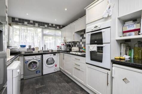 2 bed flat to rent Barton Meadows, Iford IG6