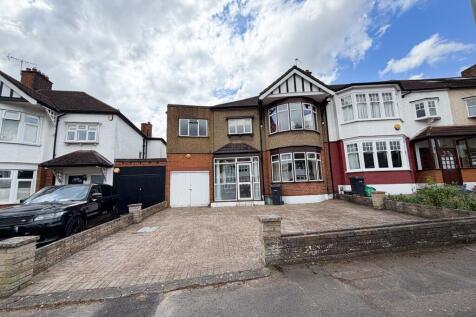 Langley Crescent E11