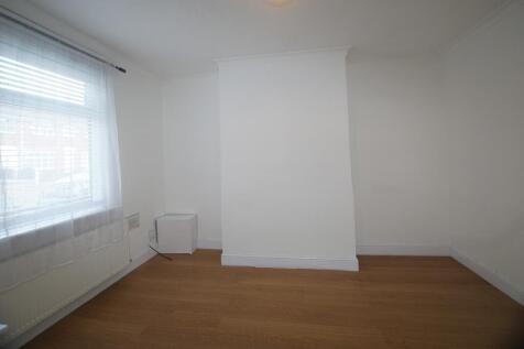 **NEW DECOR** Dukinfield Rd, Hyde, SK14 4QE photo 2