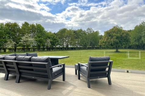 Raised Decked Seating Area 682