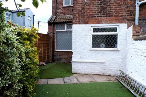 LancasterAve2gdn2.JPG