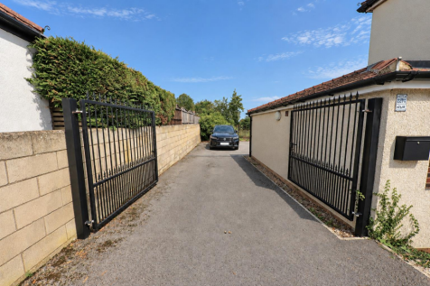 SIDE DRIVEWAY