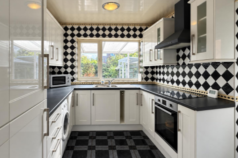 ENTRANCE/KITCHEN