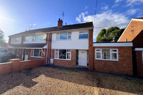 3-bed semi-detached on Olney Road, Lavendon, £1,450/mo