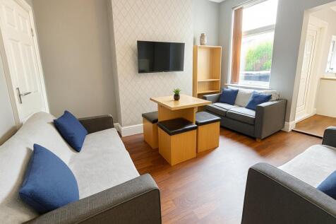 Bright, well-maintained living room with comfor...