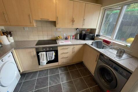 3 Bedroom semi-detached house to rent, Kerry Close, Swindon photo 3
