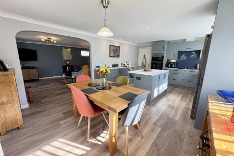 2. kitchen diner.jpg