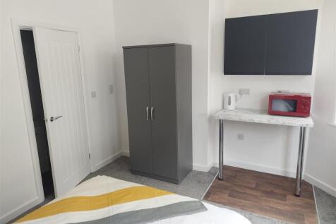 1-bed house on *En-Suite* Market Place, Mansfield, £600/mo
