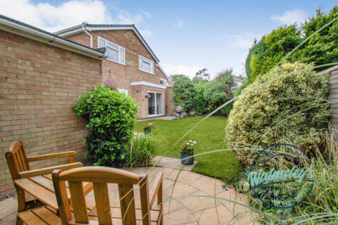 Concealed sitting area ideal for hot tub or entert