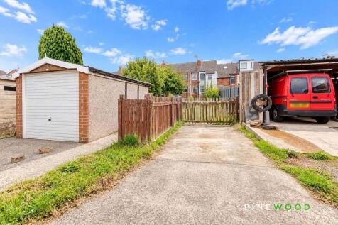 Driveway to rear x 2 cars
