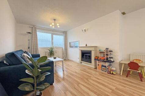 Humber Close 24 - Living Room Front.jpg