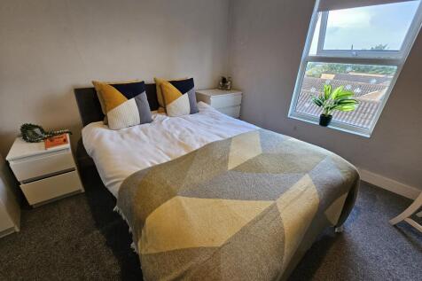 4-bed terraced on Mousehold Street, £2,669/mo