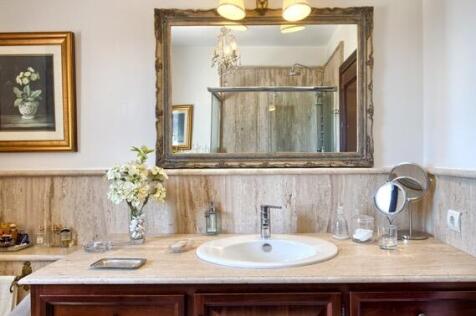 Master bathroom (3)