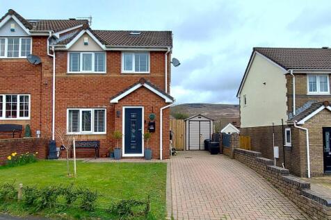 Front Garden &amp; Driveway