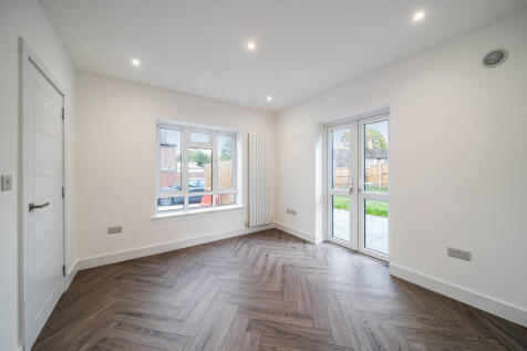 1372080-4-68f79a2...