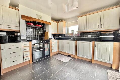 Kitchen (First Floor)