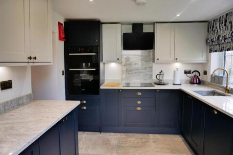 FITTED KITCHEN