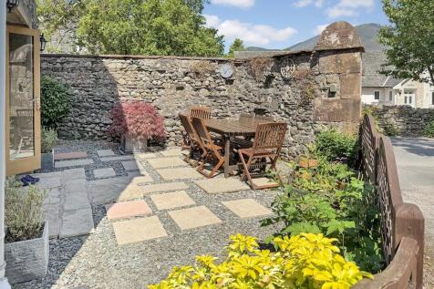 Walled Side Court...