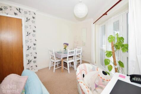 Peregrine Court Swanfield Drive PO19 photo 4