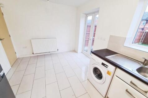 3 bed, 1 bath Semi-Detached in Manchester - Photo 9