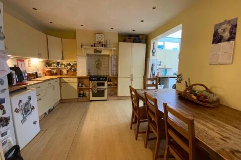 KITCHEN/DINING AREA 13'8 x 11'9