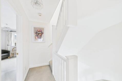 CAM03750G0-PR0081-STILL008 (1)