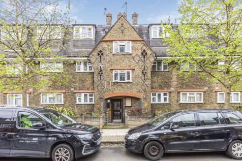 A spacious and modern two double bedroom flat provides a spacious reception room and separate kitchen, all neutrally decorated. This is perfectly located close to the river and Clapham Junction statio