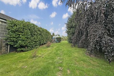 Generous Private Garden 884