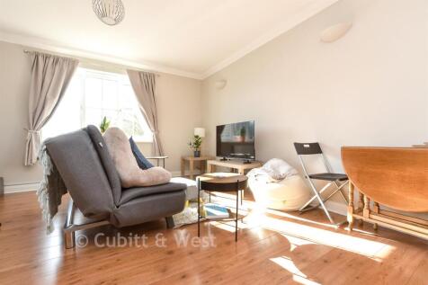 Lounge/Dining Area