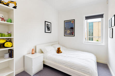 Bedroom 1 - Angle...