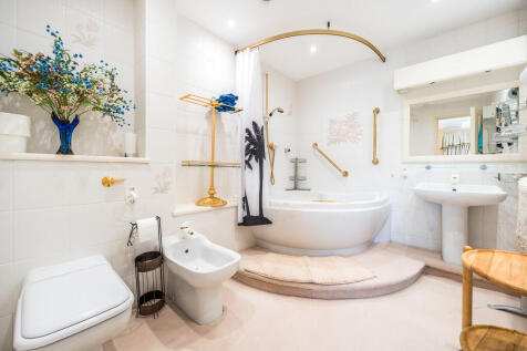 Master Bedroom En...